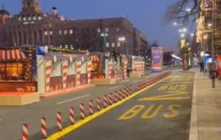 Ispred Skupštine Srbije postavljeni ukrašeni štandovi za božićno selo