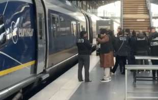 Kašnjenja vozova kroz tunel ispod Lamanša ušla u drugi dan, putnici satima zaglavljeni u vozovim