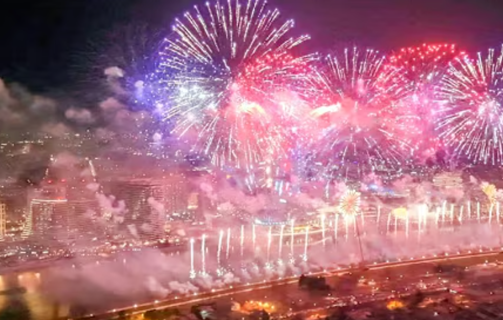 Građani &scaron;irom Srbije dočekali Novu 2026. godinu na gradskim trgovima