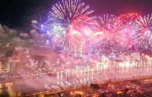 Građani širom Srbije dočekali Novu 2026. godinu na gradskim trgovima