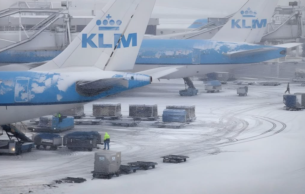 Snežne padavine i jaki vetrovi izazvali haos na aerodromu u Amsterdamu