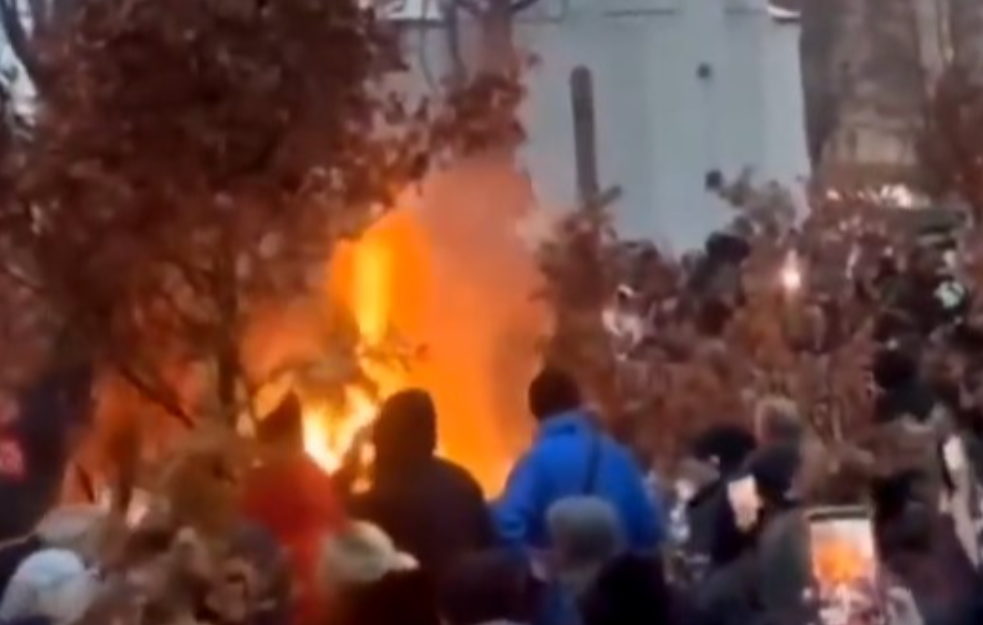 Simbol vere i zajedništva: Zapaljen badnjak ispred Hrama Svetog Save (VIDEO)