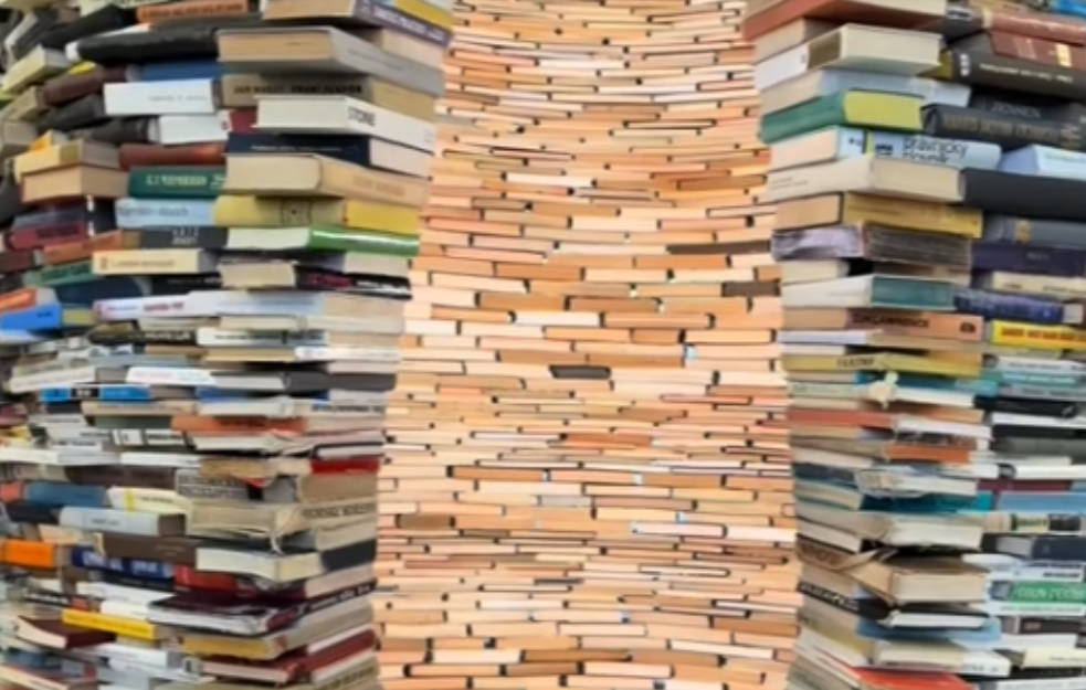 Skulptura od 8.000 knjiga postala hit u Pragu &ndash; turisti čekaju i do dva sata