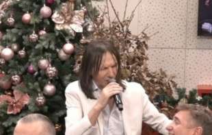 Robijao 12 godina: Osuđeni ubica Darko Ašanin za Božić na Informeru pevao za Vučića i vrh vlasti (VIDEO)