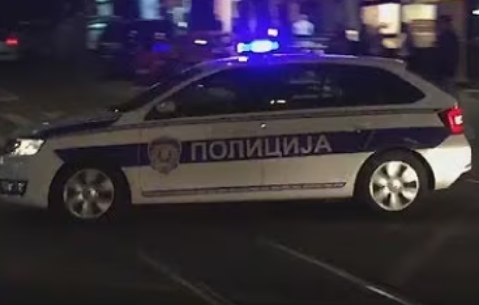 Policija opkolila zgradu ČedPolicija opkolila zgradu Čede Jovanovića: Izvršitelji ga izbacuju iz stana!