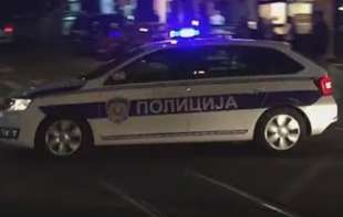 Policija opkolila zgradu ČedPolicija opkolila zgradu Čede Jovanovića: Izvršitelji ga izbacuju iz stana!