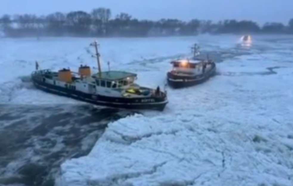 Led okovao Evropu: Na reci Elbi u blizini Hamburga formirale se sante visoke i do 10 metara (VIDEO)