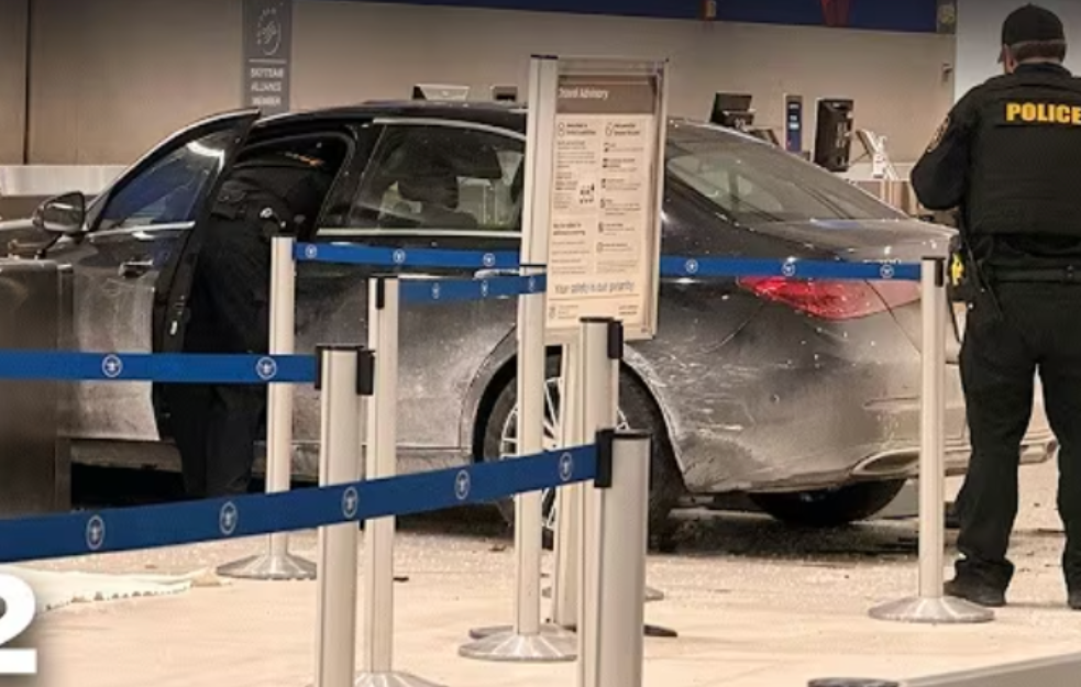 Dramatičan incident na aerodromu u Detroitu: Automobil probio ulaz i završio u terminalu