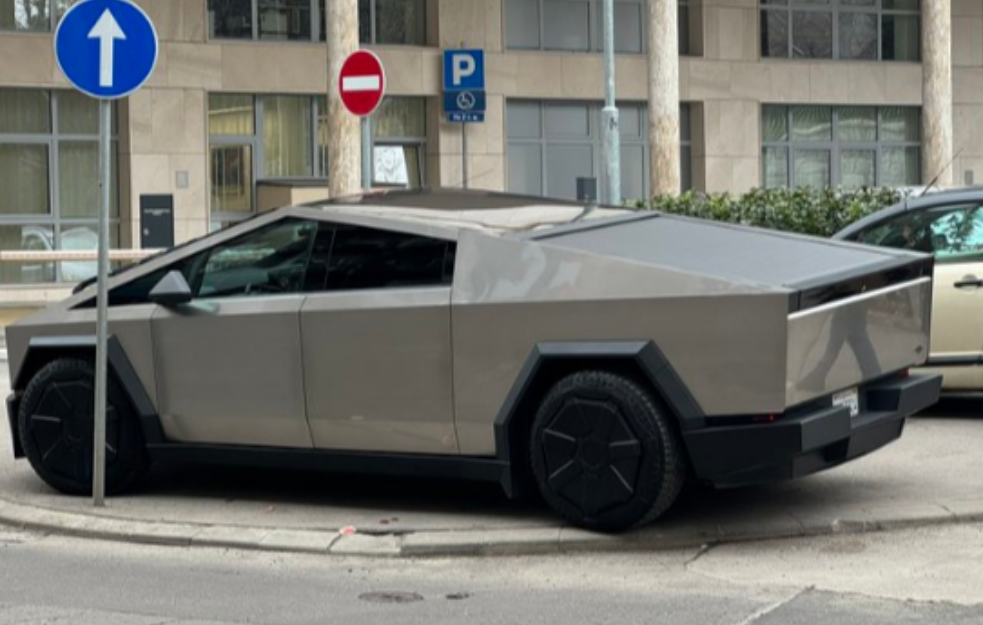 Jedini ovakav auto u Beogradu se bahato parkirao pred Ministarstvom finansija