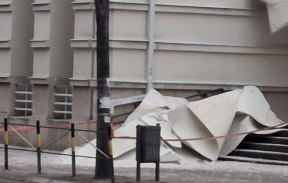 Pala fasada sa renovirane zgrade prokupačke Gimnazije: Grad traži hitnu sanaciju o trošku izvođača