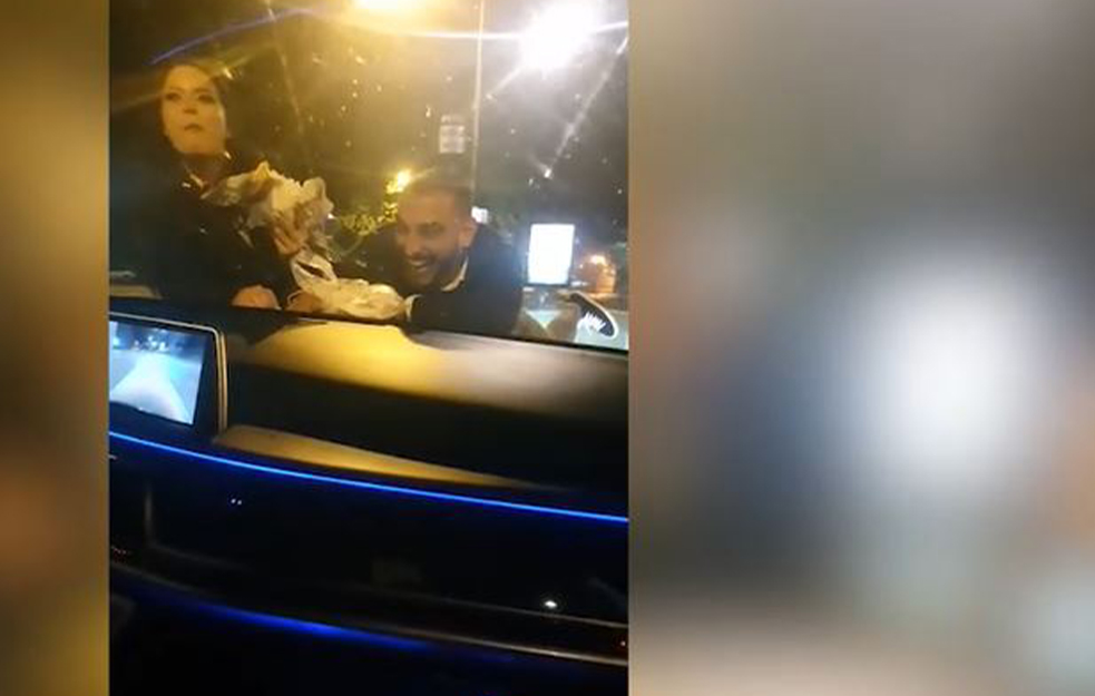 OVO NIJE <span style='color:red;'><b>ZABAVA</b></span>! Darko Lazić jede pljeskavicu na haubi automobila u pokretu