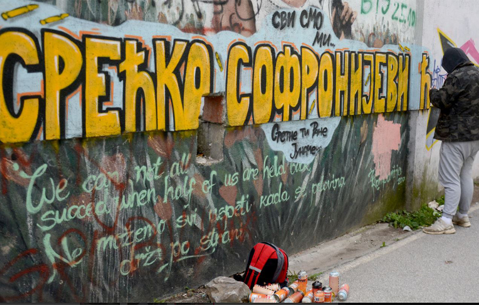 SRETNE TI RANE, JUNAČE! Osvanuo grafit podrške: Svi smo mi <span style='color:red;'><b>Srećko</b></span> Sofronijević