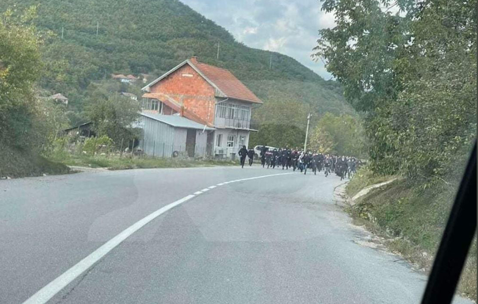 NOVE BARIKADE NA KOSOVU! Građani re<span style='color:red;'><b>volt</b></span>irani: Blokiran saobraćaj na magistralnom putu