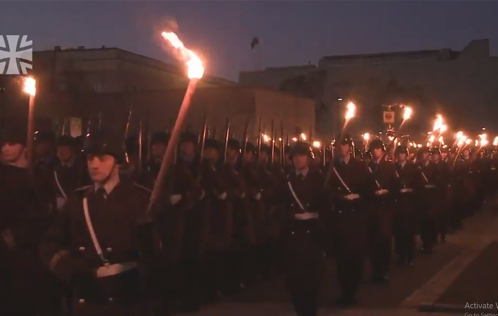 ZASTRAŠUJUĆA SLIČNOST SA NACIZMOM! Marš nemačkih vojnika sa <span style='color:red;'><b>baklja</b></span>ma podseća na Hitlerovu vojsku (VIDEO)