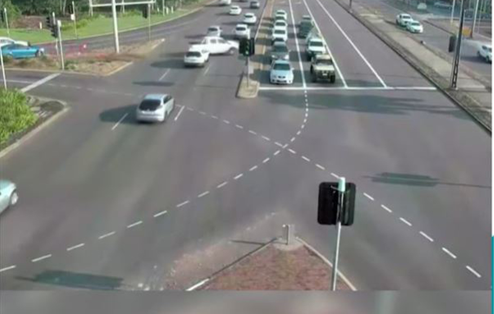 OVO NE MOŽE NI ŠUMAHER! U saobraćajnom špicu presekla sedam saobraćajnih traka (VIDEO)