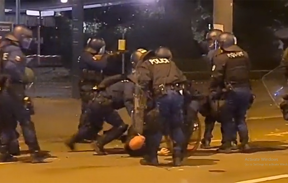 SCENE NASILJA U ŠVAJCARSKOJ! Policajci pendrecima tuku demonstrante (VIDEO)